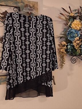 JM Collection Black & White Geometric Asymmetric Blouse. NWT Size Small